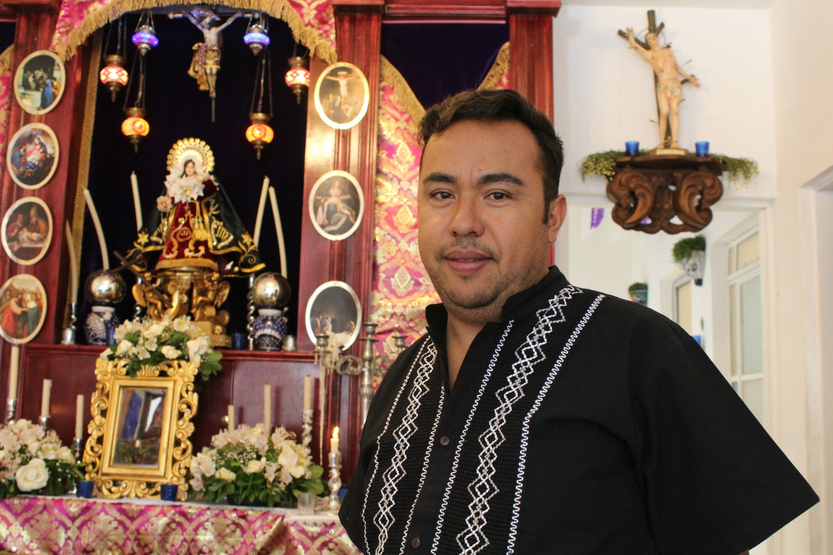 Octavio Aguilar, creador de uno de los altares de Dolores, en Analco