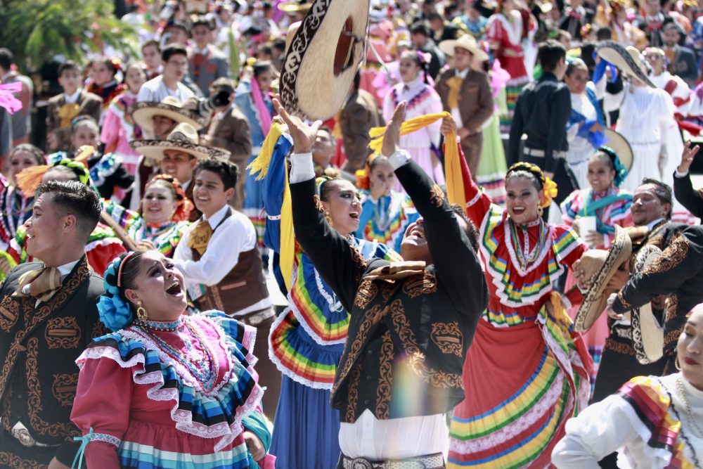 Rompen récord Guinness del baile folclórico más grande del mundo