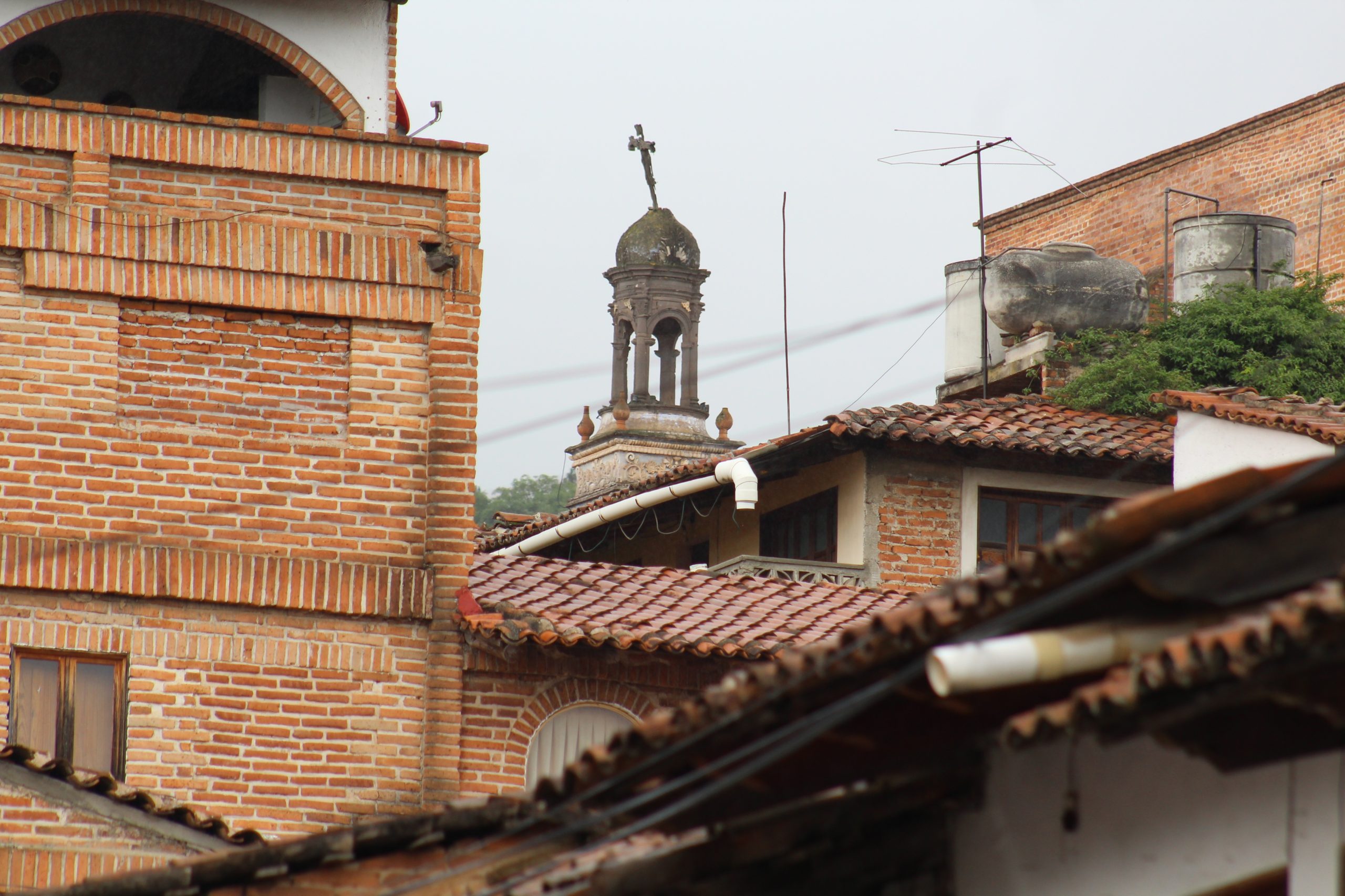 Iglesia con cruz chueca en su torre, en Talpa, Jalisco. Fotografía: Iván Serrano Jauregui