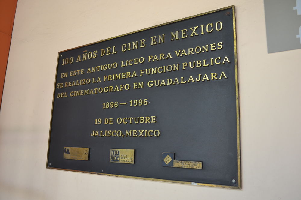 En el Liceo de Varones, hoy Museo Regional de Guadalajara, hay una placa que recuerda la primera función pública de cinematógrafo en la ciudad.
