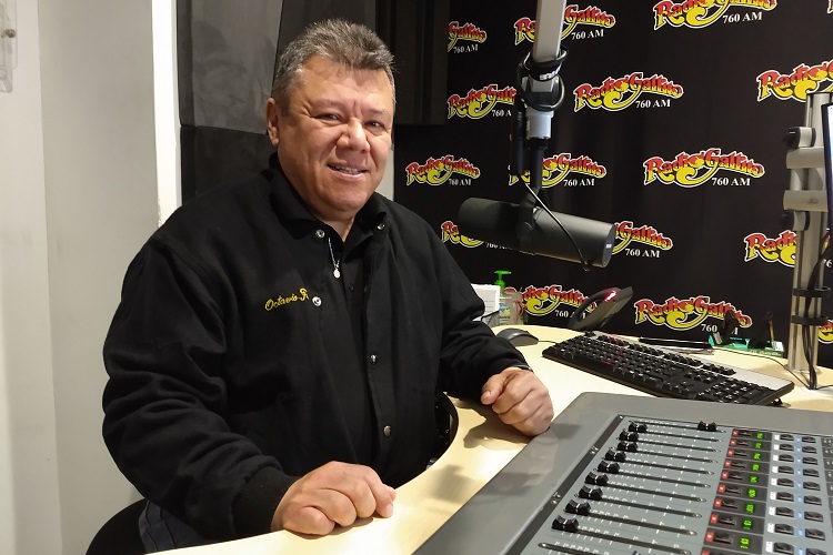 Desde hace tres décadas Octavio Flores es un compañero fiel de los oyentes de Radio Gallito