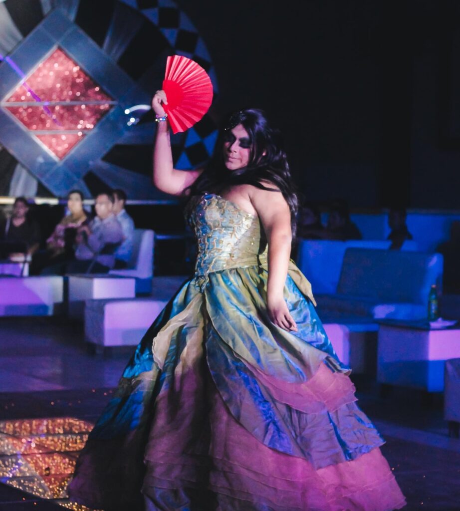 Durante su presentación en Autlán, la drag Mexicónica mostró su talento