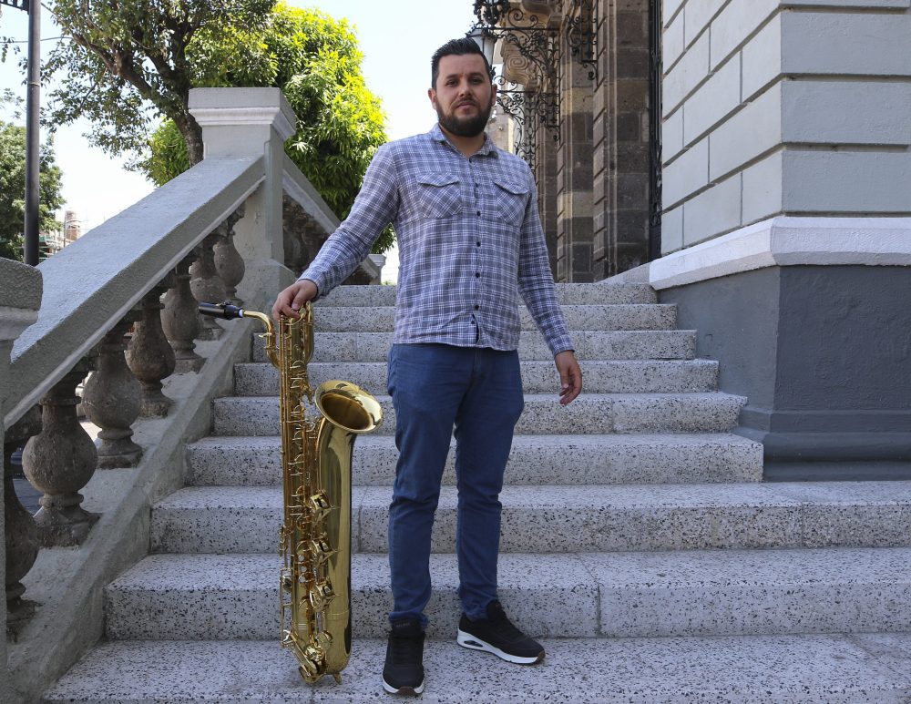 Diego H. León, originario de Tepatitlán, se encarga de estudiar el legado de saxofonistas en Jalisco. Fotografía: Iván Lara González