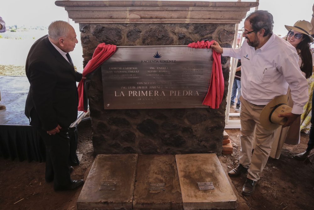 Arranque. En presencia del Cardenal Juan Sandoval Íñiguez develaron la placa de la primera piedra de Hacienda Ximénez. Fotografía: Gustavo Alfonzo