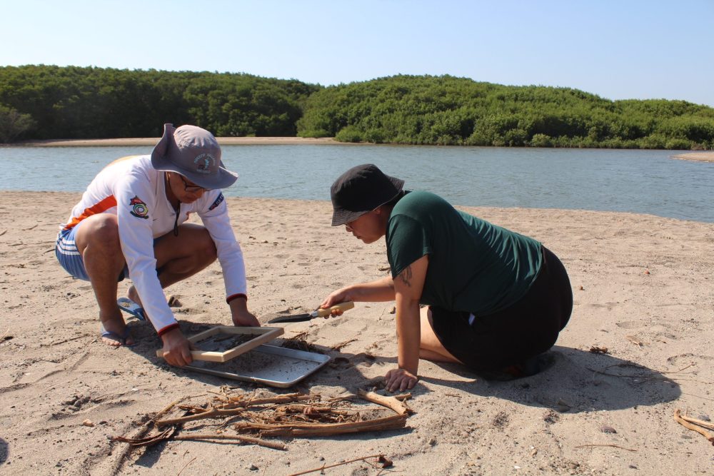 Dos investigadoras trabajaron en Boca de Tomates, donde desemboca el Río Ameca