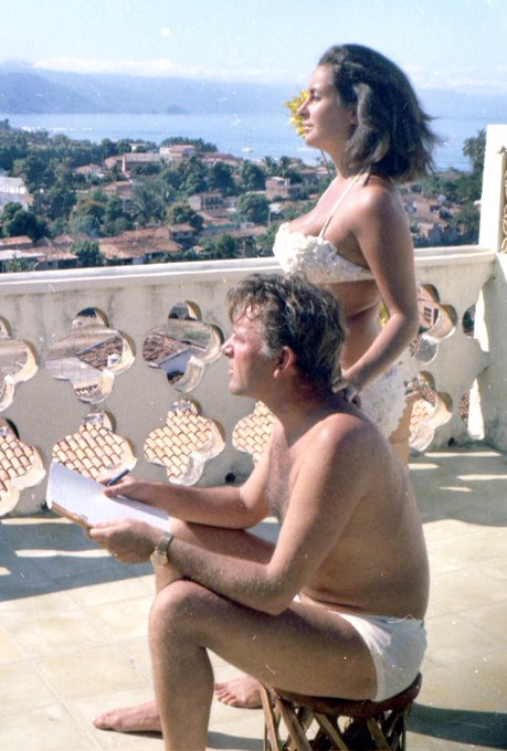 Elizabeth Taylor junto a su amado Richard Burton viendo el paisaje de Puerto Vallarta desde lo alto de la Casa Kimberly