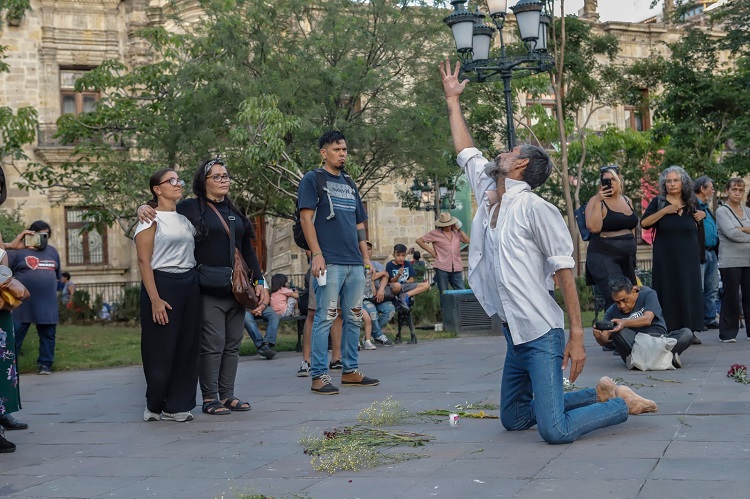 El bailarín Antonio González realiza un performance en Plaza de Armas en el aniversario de la desaparición de Ángel Nuño