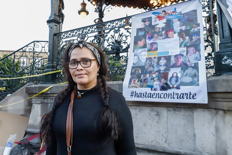 La artista plástica Angélica Nuño, madre de Ángel Nuño, desaparecido el 23 de septiembre de 2022, durante un acto de resistencia en Plaza de Armas. 
