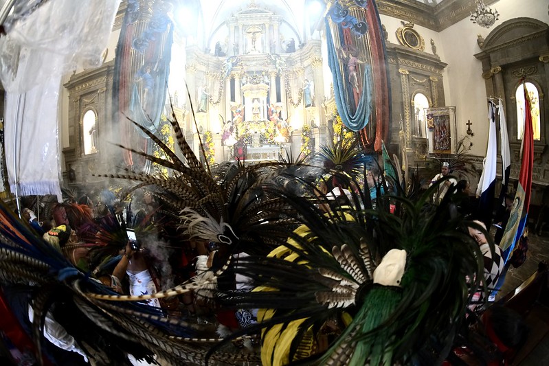 Danzante frente a la virgen de Zapopan dentro de la Basílica