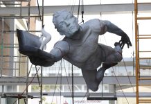 “El Portador del Conocimiento” que acerca el fuego de la cultura