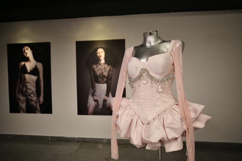 Vestidos de Denisse Guerrero en la muestra "Honestamente". Fotografía: Gustavo Alfonzo