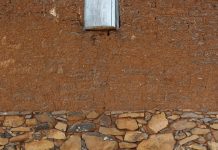 “Estelas de adobe” al rescate de la arquitectura de La Manzanilla de la Paz