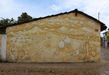 Murales cuentan la vida cultural de El Tuito, Cabo Corrientes Este mural muestra la producción de la bebida de la raicilla, con los campos del cultivo de los agaves.