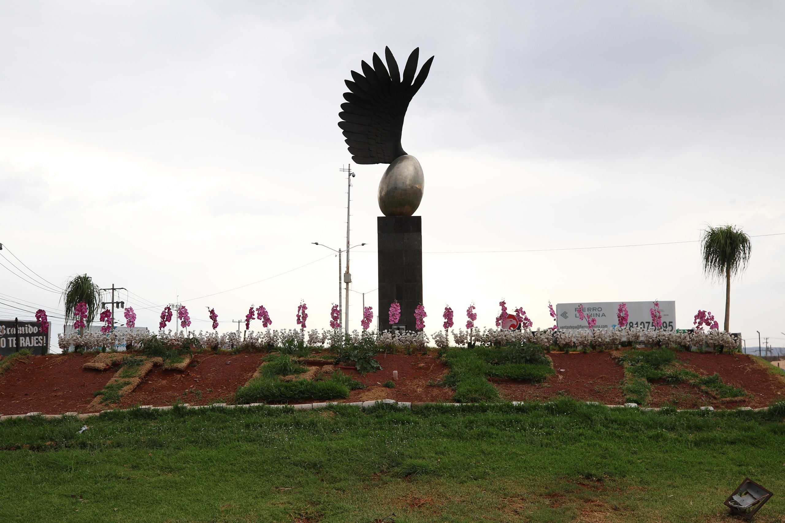 La Glorieta del Huevo se caracteriza por ser una escultura que representa un huevo de metal, del cual sale una gran ala desplegada y quizás desproporcionada por ser de un tamaño muy grande, desde de su lado superior y posado sobre un pedestal. Fotografía: Iván Lara González