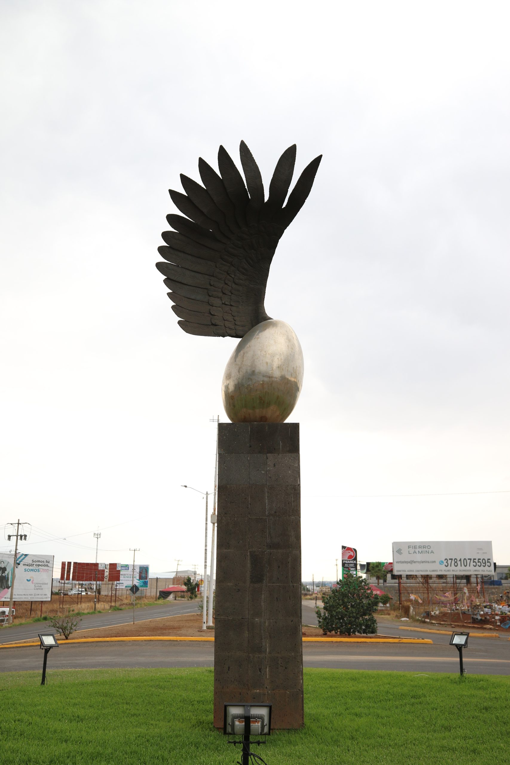 La Glorieta del Huevo se caracteriza por ser una escultura que representa un huevo de metal, del cual sale una gran ala desplegada y quizás desproporcionada por ser de un tamaño muy grande, desde de su lado superior y posado sobre un pedestal. Fotografía: Iván Lara González
