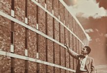 Este es el legado arquitectónico de Salvador de Anda Salvador de Alba, arquitecto de la Facultad de Derecho de la Universidad de Guadalajara, apuntando a su obra cuando fue construida en 1962 en la zona de La Normal, en Guadalajara