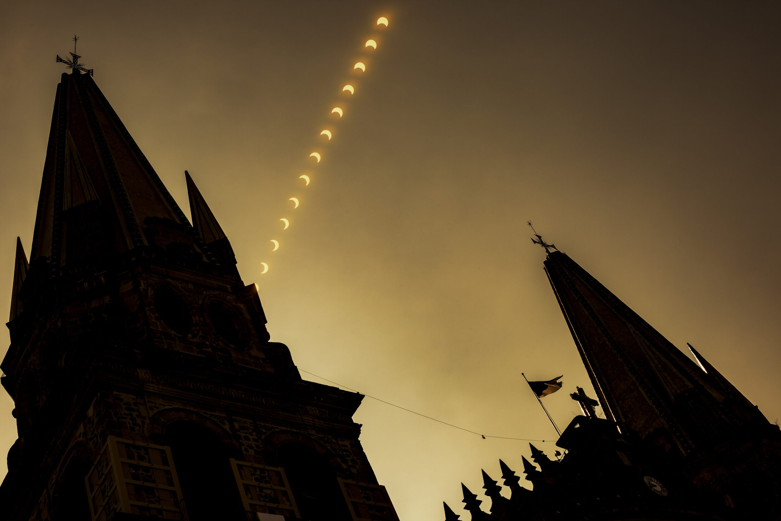 Entre las dos torres de la Catedral de Guadalajara se encuentra un montaje del aparente tránsito del Sol donde se muestra eclipsado por la luna en diferentes fases.