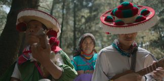 “Un lugar llamado música”, la unión espiritual de dos mundos De Santa Catarina Cuexcomatitlán, Daniel Medina busca proyectar su talento fuera de México. Esto se muestra en el documental "Un lugar llamado música". Cortesía: Pimienta Films
