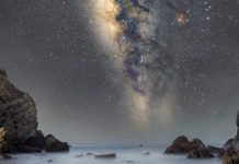 Un buen lugar de Jalisco para hacer astrofotografía En el cielo se muestra un cúmulo de estrellas que parecen reunidas en una nebulosa que desaparece en el horizonte del mar de la Costa Sur de Jalisco, con playas rocosas de donde rompen las olas en las playas de Melaque, Jalisco.
