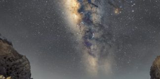 Un buen lugar de Jalisco para hacer astrofotografía En el cielo se muestra un cúmulo de estrellas que parecen reunidas en una nebulosa que desaparece en el horizonte del mar de la Costa Sur de Jalisco, con playas rocosas de donde rompen las olas en las playas de Melaque, Jalisco.