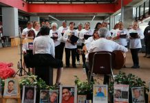 Coro Inolvidable, buscadoras de Jalisco en un canto Una veintena de mujeres con camisas en las que aparece el rostro de sus familiares desaparecidos, cantan al interior de la Biblioteca Pública del Estado de Jalisco.