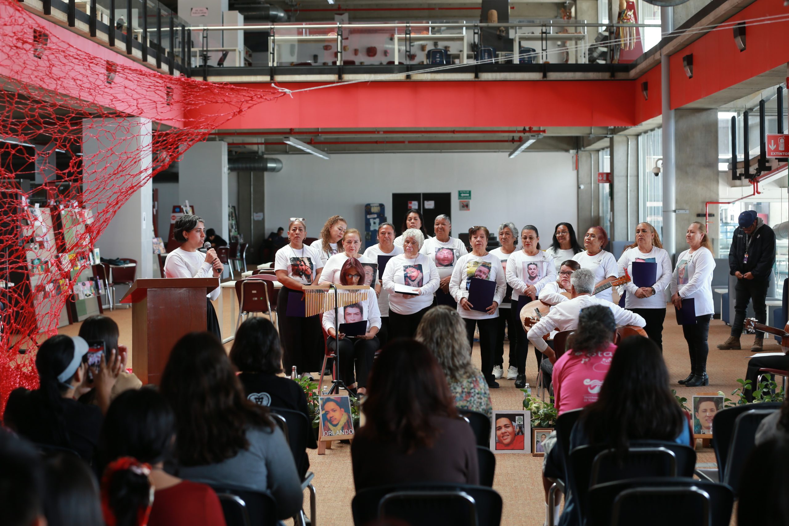 El grupo de madres buscadoras, reunidas, cantan con fervor en nombre de su lucha.