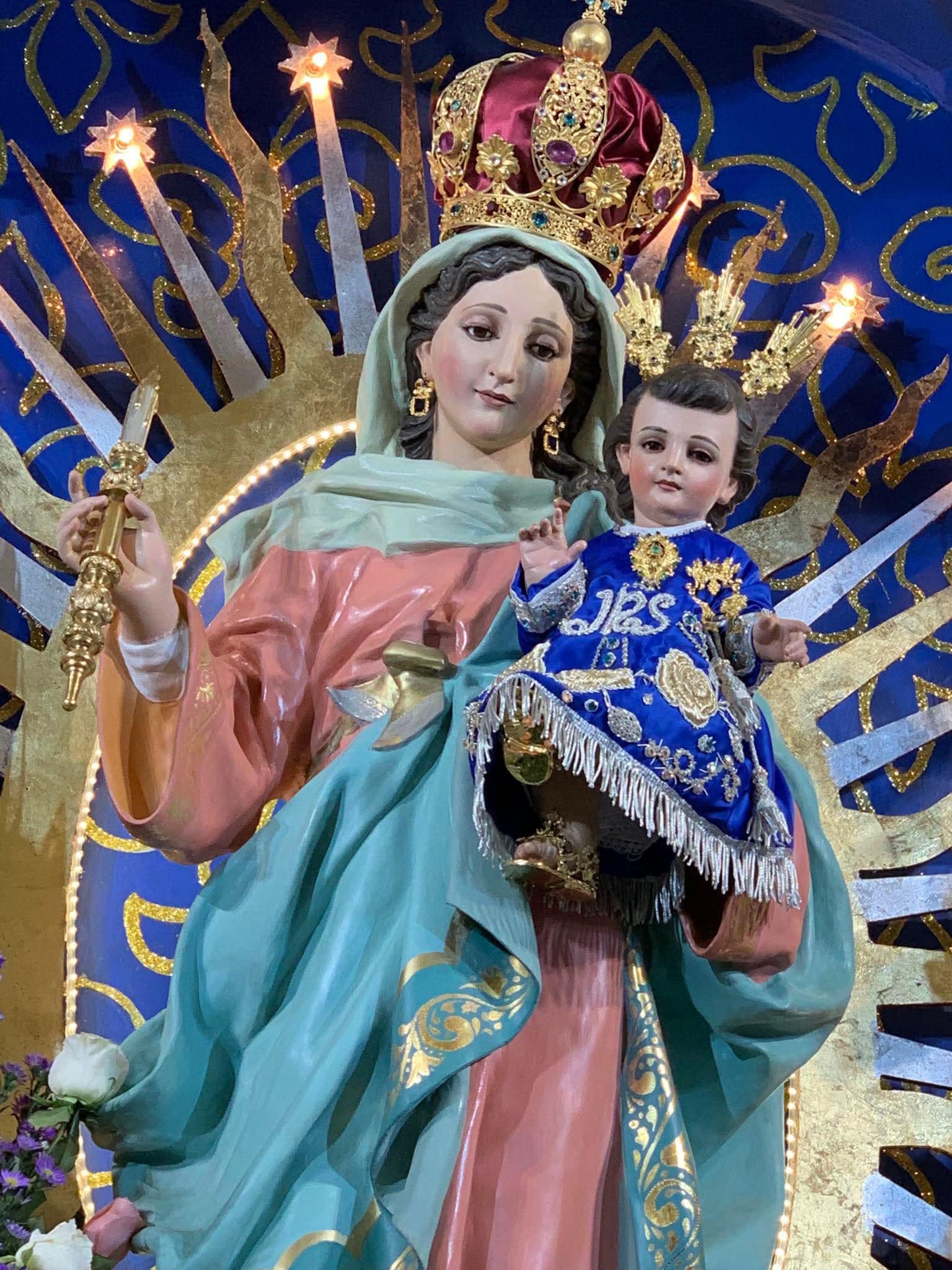 Una imagen de la Virgen María con el Niño Jesús en su brazo izquierdo, y ambos con una pose como mirando hacia abajo.