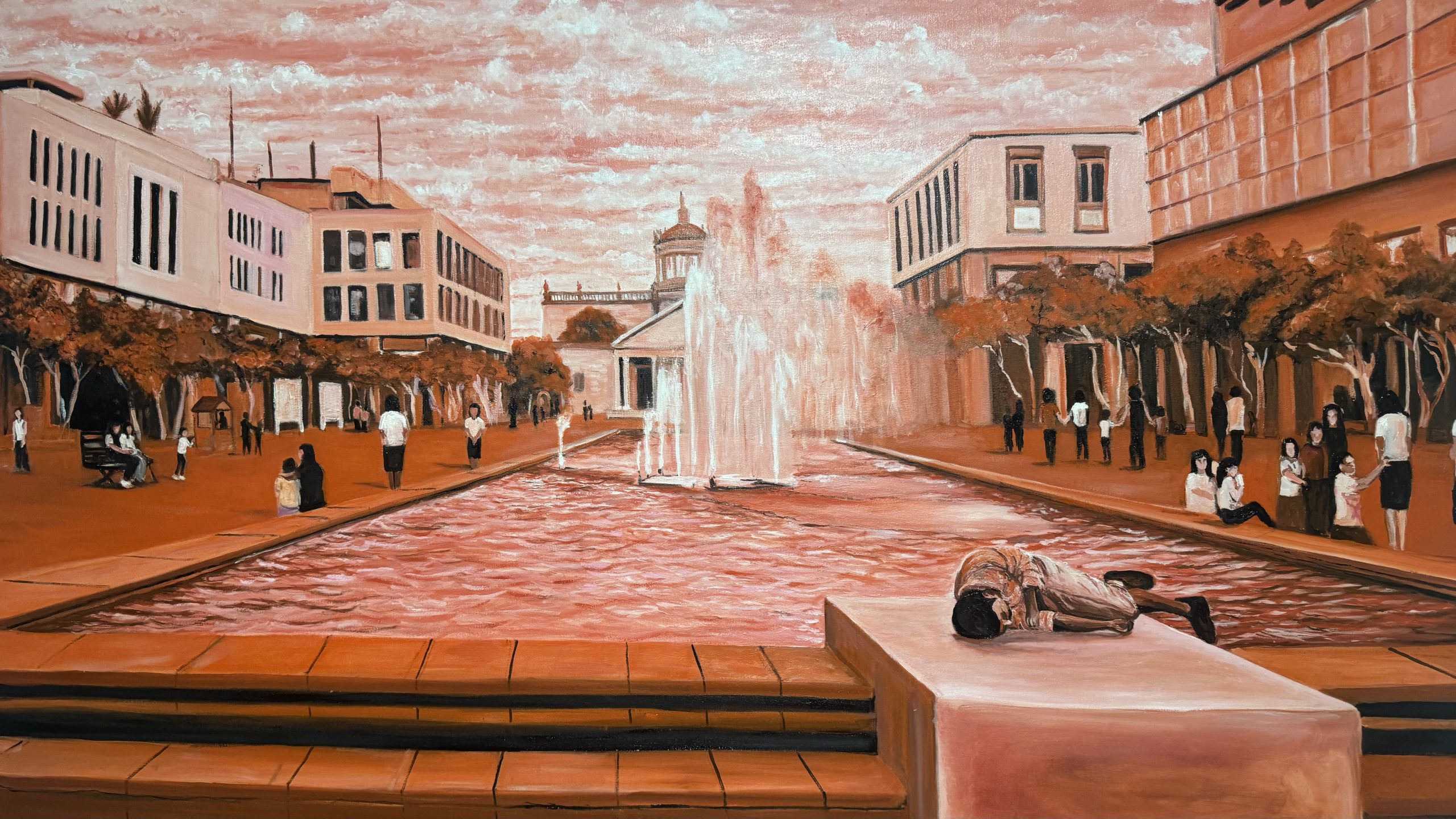 Un joven se le ve durmiendo en un pedestal de la fuente de la Plaza Tapatía, frente al Museo Cabañas.