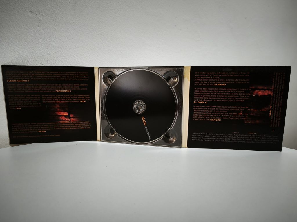 Disco 'Fábulas de Ordalia' de la banda zapopana de rock Dbatan abierto en tres, vista interior con CD, letras y créditos.