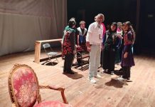 Inventar el escenario: el teatro de Modesto Hernández en la Ciénega de Jalisco Modesto Hernández y su grupo Teatro de la Ciénega en el escenario de un teatro durante un montaje.