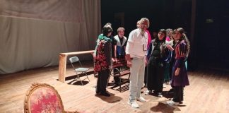 Inventar el escenario: el teatro de Modesto Hernández en la Ciénega de Jalisco Modesto Hernández y su grupo Teatro de la Ciénega en el escenario de un teatro durante un montaje.