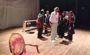 Inventar el escenario: el teatro de Modesto Hernández en la Ciénega de Jalisco Modesto Hernández y su grupo Teatro de la Ciénega en el escenario de un teatro durante un montaje.
