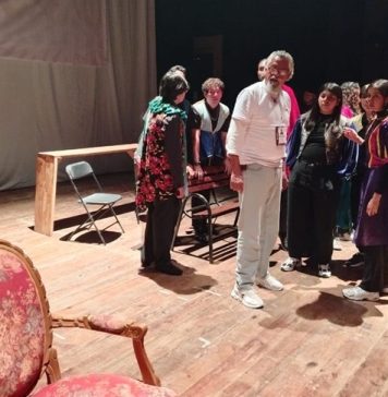 Inventar el escenario: el teatro de Modesto Hernández en la Ciénega de Jalisco Modesto Hernández y su grupo Teatro de la Ciénega en el escenario de un teatro durante un montaje.
