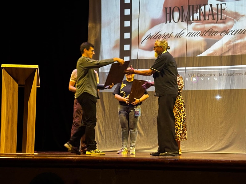 Modesto Hernández Merino recibiendo un reconocimiento por sus 45 años haciendo teatro en Jalisco